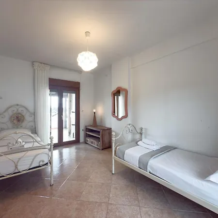 Luxurious Maisonette In *