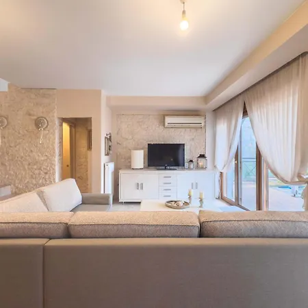 Luxurious Maisonette In *